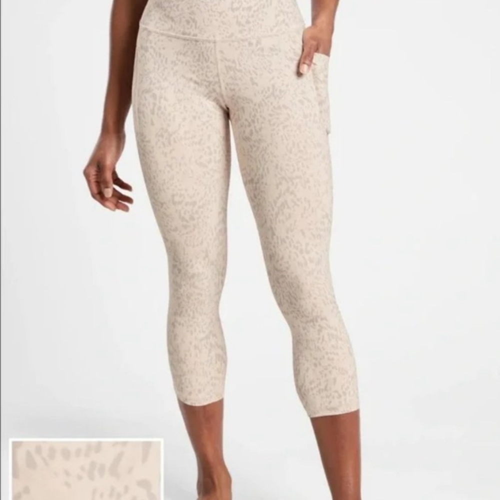 Athleta Cream Leopard Salutation Stash Pocket Capri Leggings Medium Petite